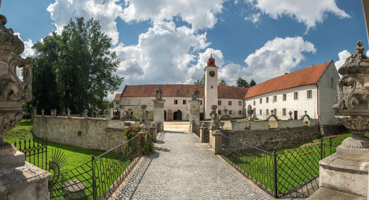 Hotel Annahof Domasov ภายนอก รูปภาพ